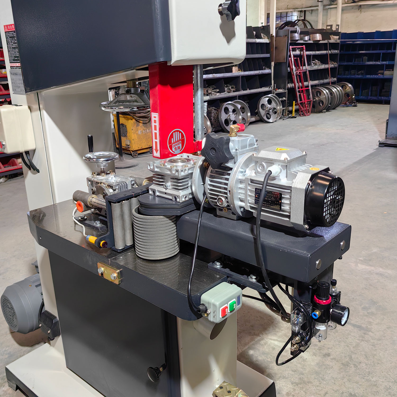 Станок ленточнопильный автоматический по дереву MJG396U