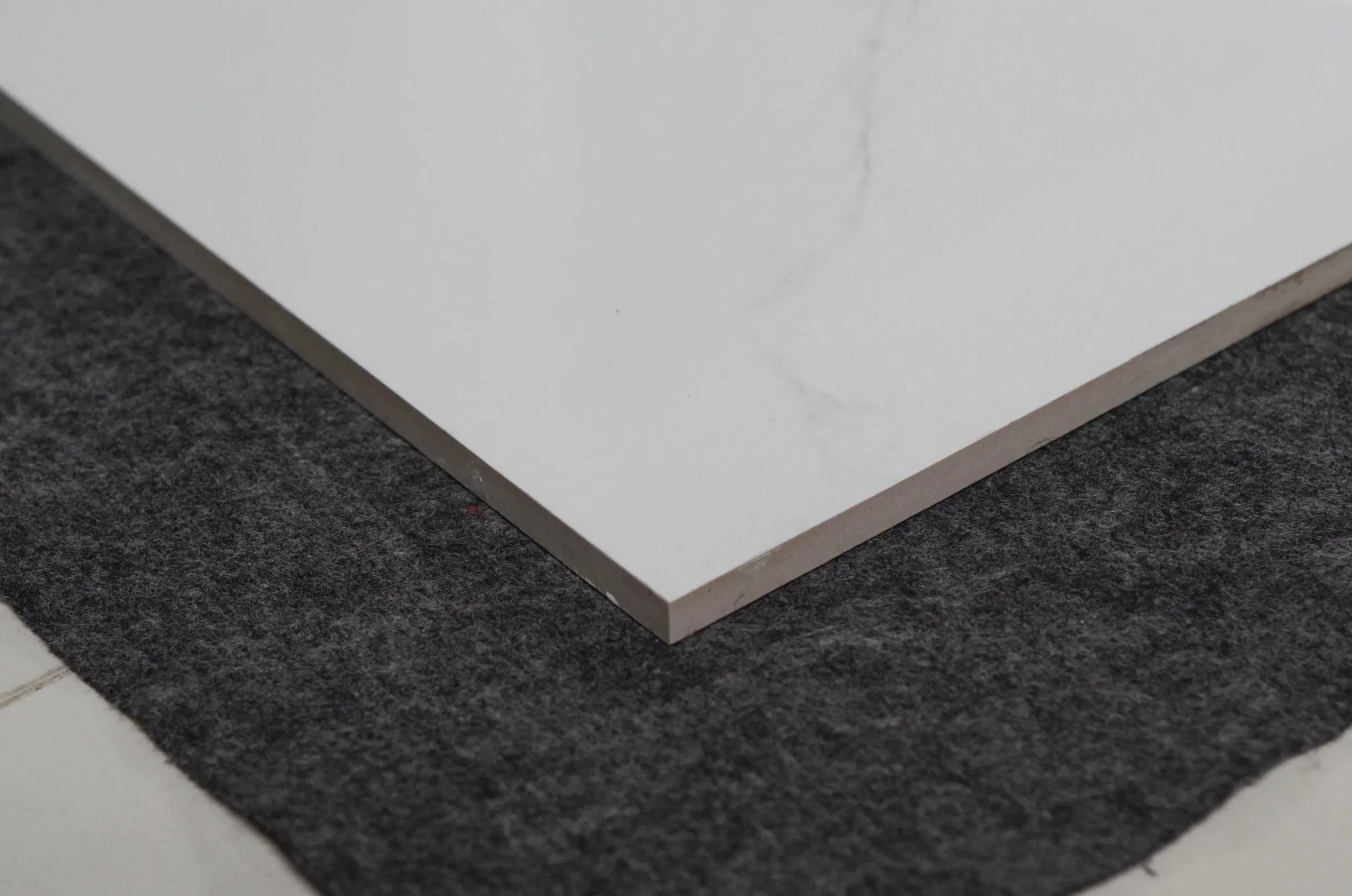 Белая глянцевая ректифицированная плитка под мрамор