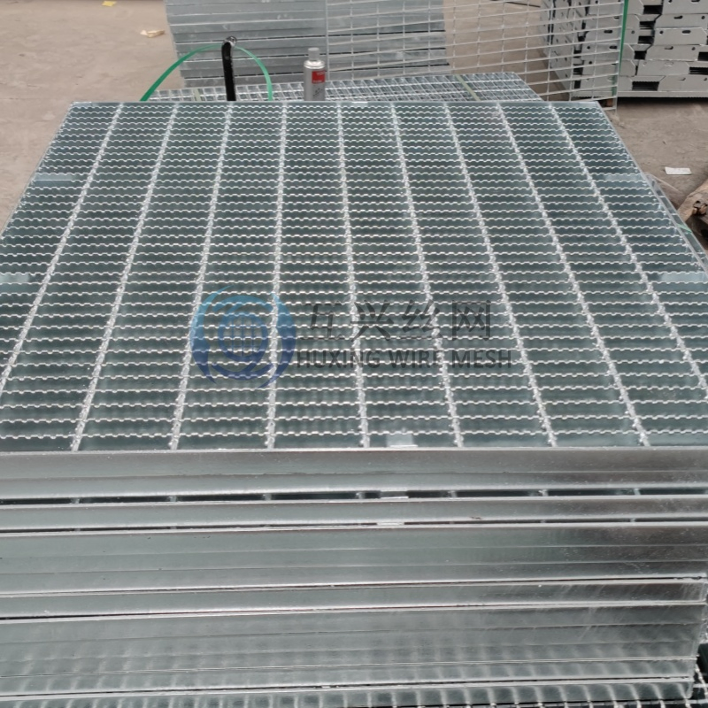 Heavy Duty Close Mesh Press Weld Twisted Bar Tooth Shape Serrated Steel Grating Walkway Panel for Flooring/Platform/Stairs/Loading Ramps