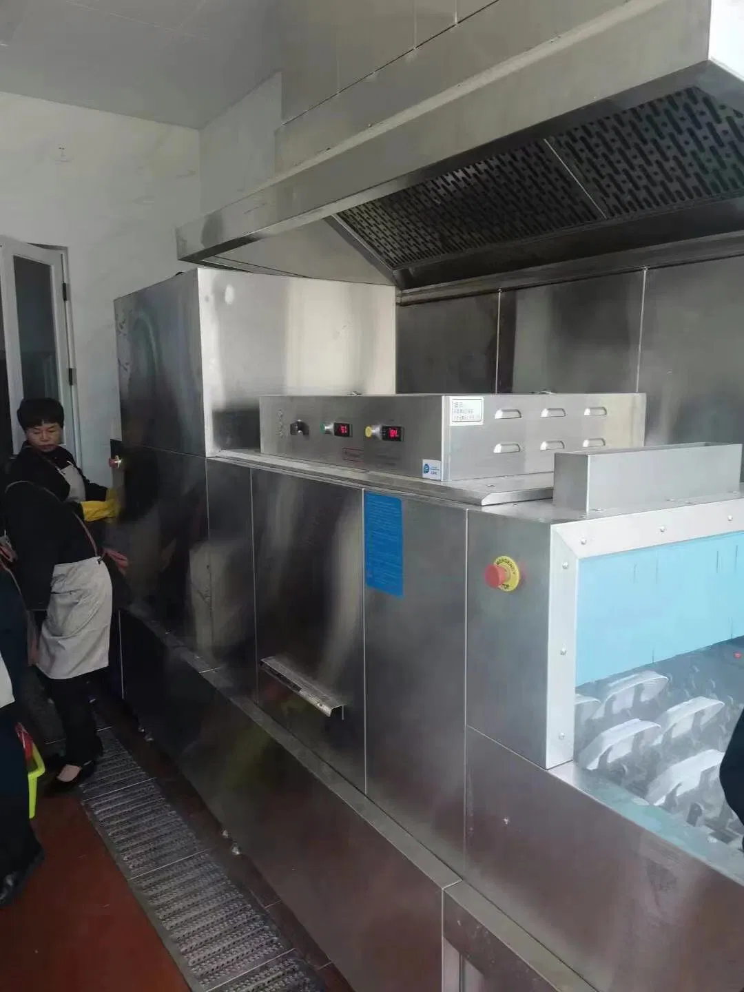 Channel-Type High-Efficiency Commercial Dishwasher for Restaurant Kitchens