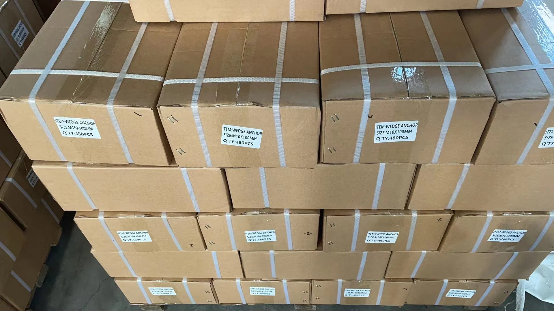 Анкерный клиновой болт с оцинковкой для бетона