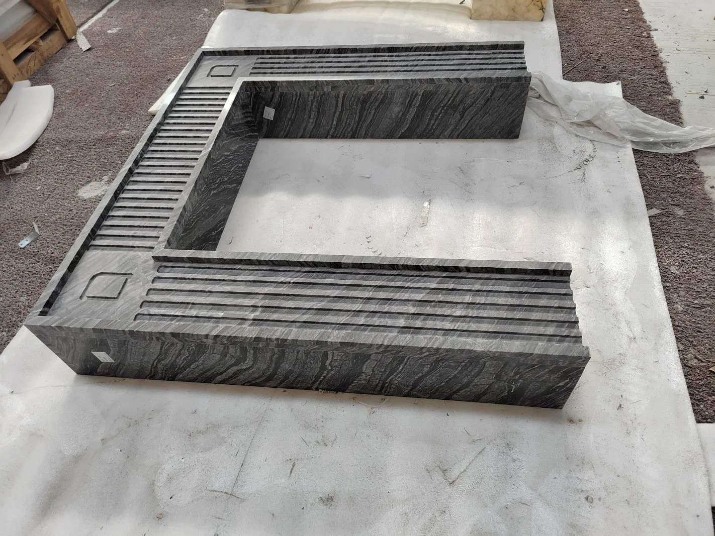 Factory Price Natural Stone Marble Sculptured Fireplace Mantel Surround for Home Interior Decoration