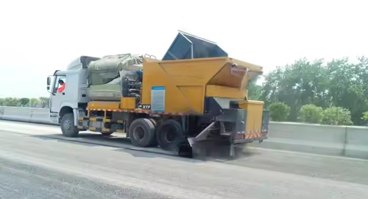 Hot Selling 6m3 Asphalt Crack Sealing Xtf1003 Road Machinery