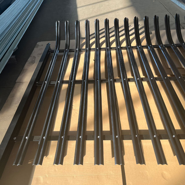 Customized Factory Price High Quality Steel Curved Top Galvanised Powder Coated Palisade Security Fencing