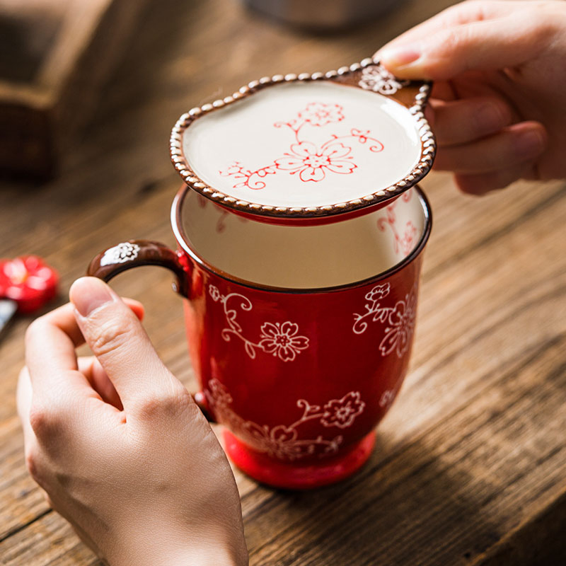 Фарфоровая чашка с сакурой и крышкой