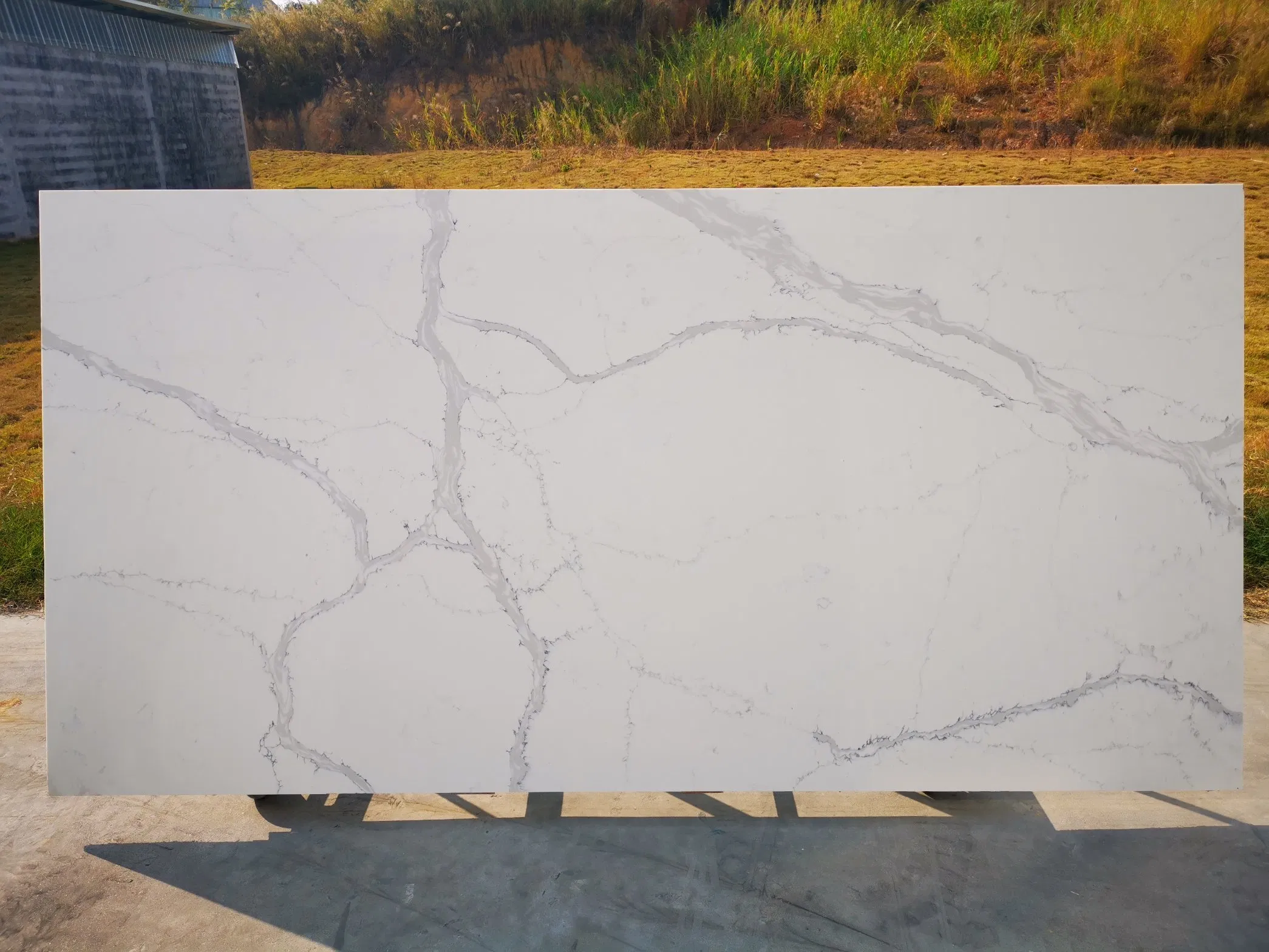 OEM Corian Factory Price Quartz Countertops for Kitchens Island Top Calacatta Gray Marble Artificial Quartz Slab for Nail Salon and Beauty Salon Cut to Size