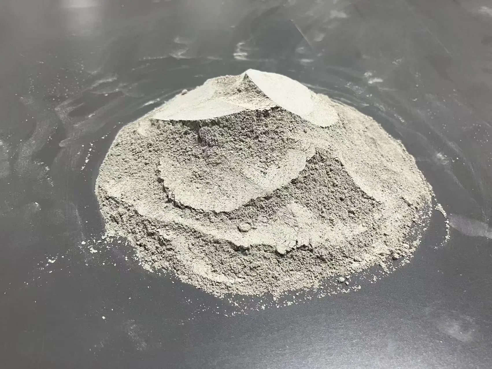 Self-Leveling Cement Suitable for a Variety of Solid Substrates