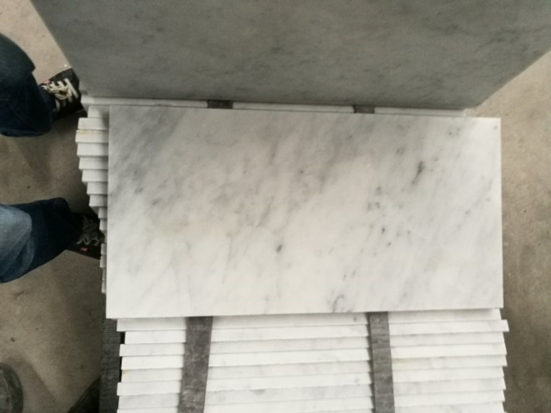 Плитка из белого каррарского мрамора для пола и стен