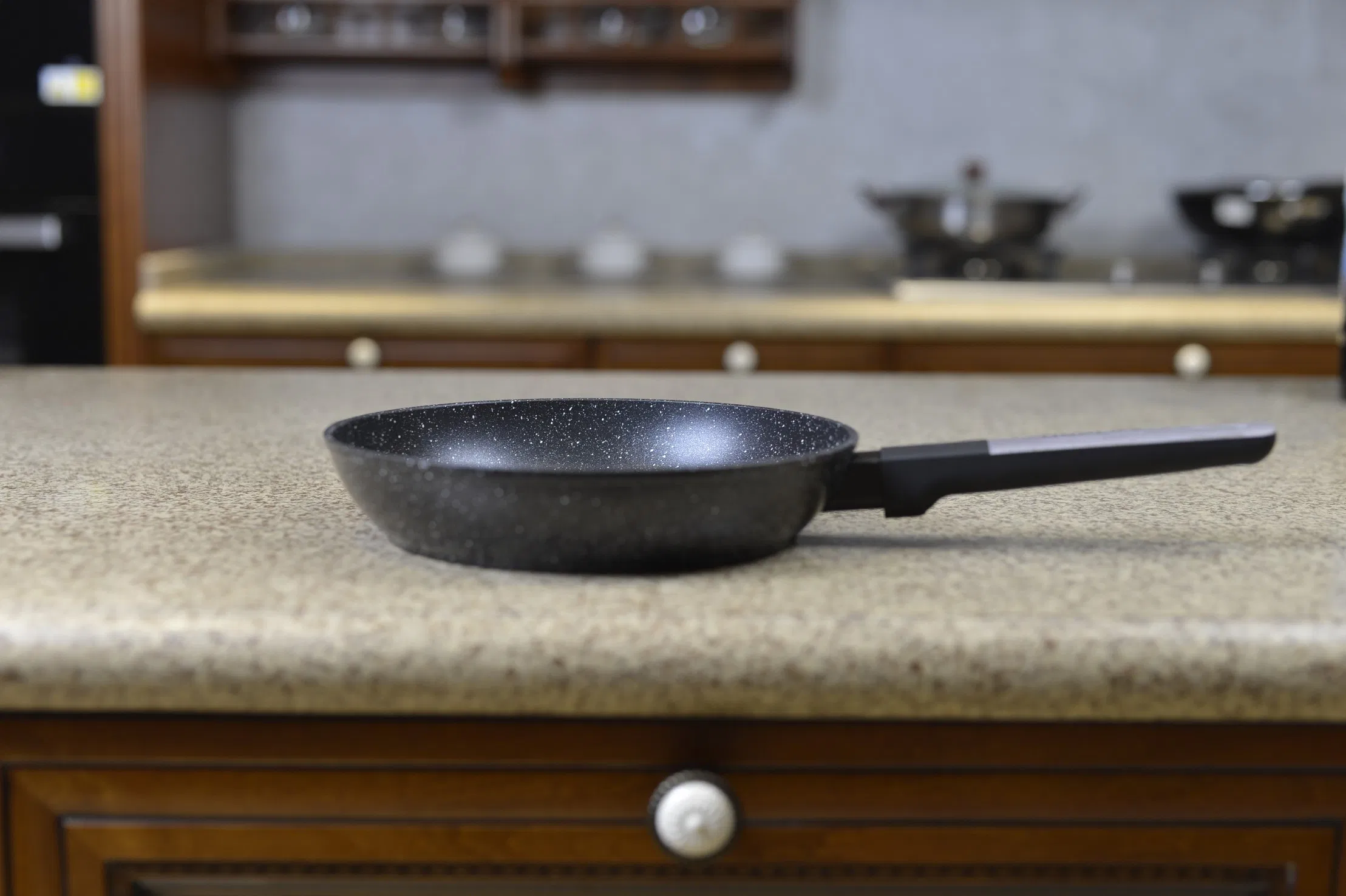 Modern Designed 24cm Kitchen Cookware Frying Pan with UC Handle