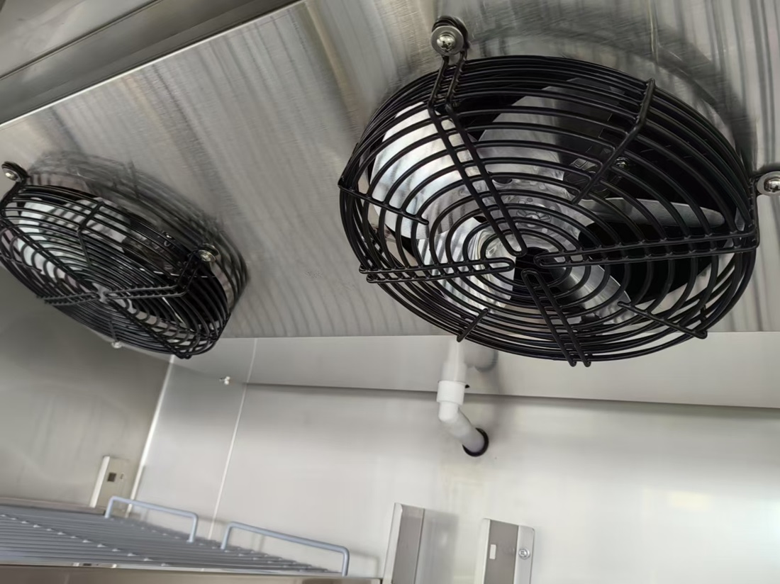 CE/TUV/ROHS 1300L Ventilated Commercial Kitchen Freezer Upright/Vertical Stainless Steel Body Double Doors Cabinet Model Refrigerator Equip Adjustable Shelves