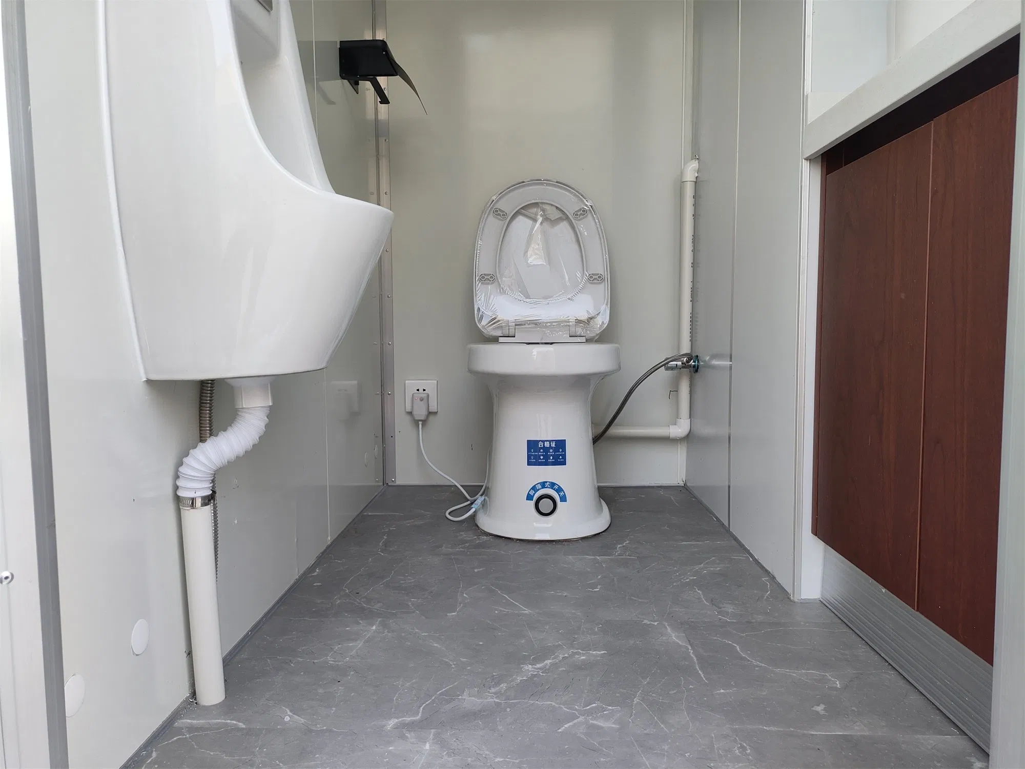 Luxury Mobile Toilet Portable Mobile Plastic Toilets Trailer