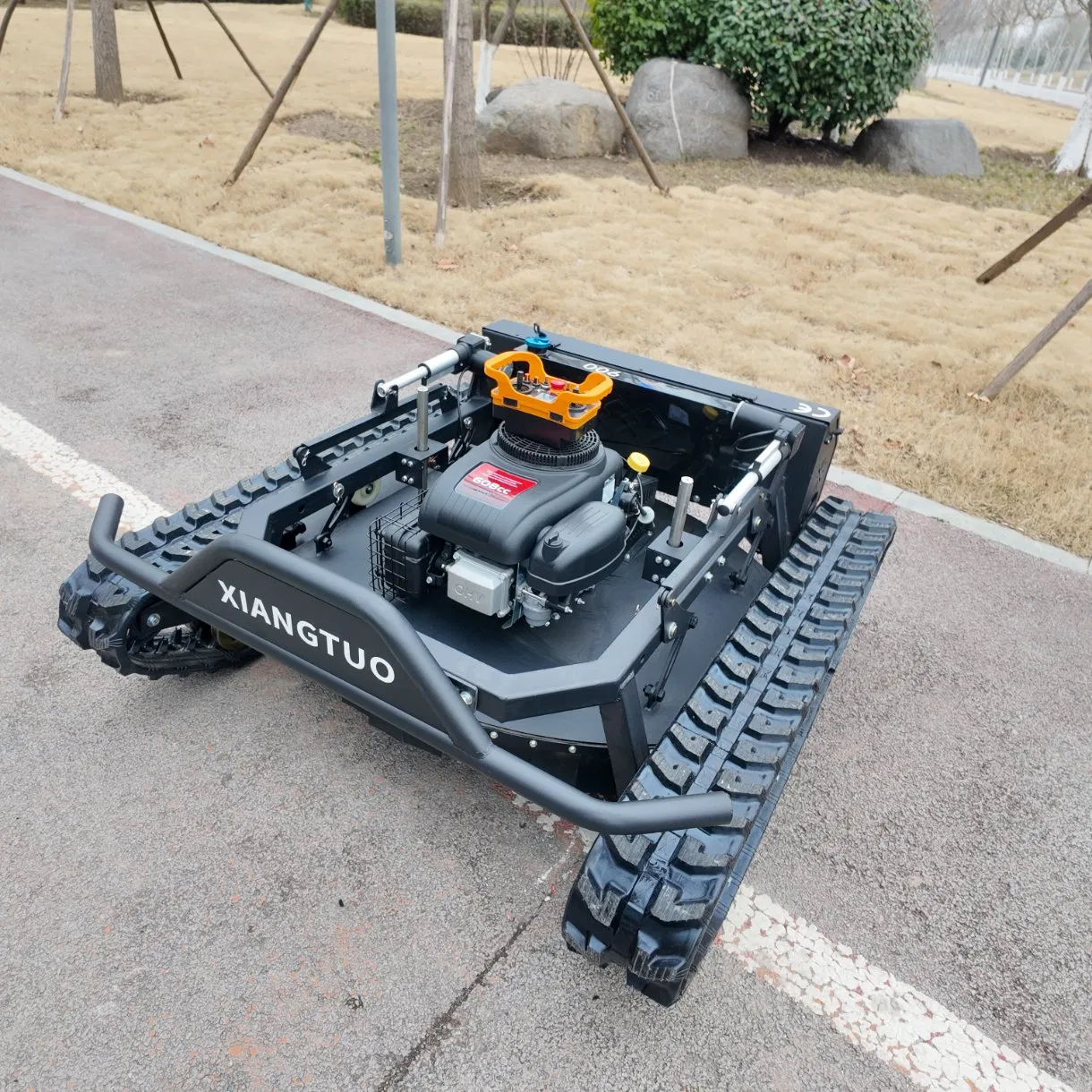 Автоматическая робот-газонокосилка на гусеницах с дистанционным управлением