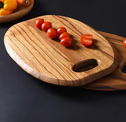 Деревянная разделочная доска из ореха