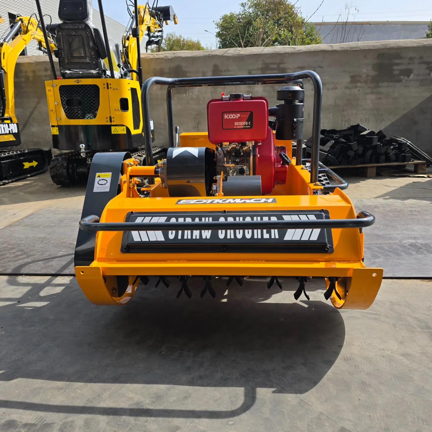 Газонокосилка-робот с бензиновым двигателем и пультом ДУ