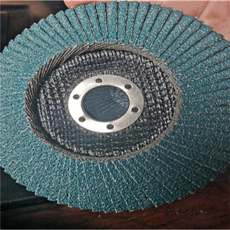 Лепестковый зачистной круг для металла