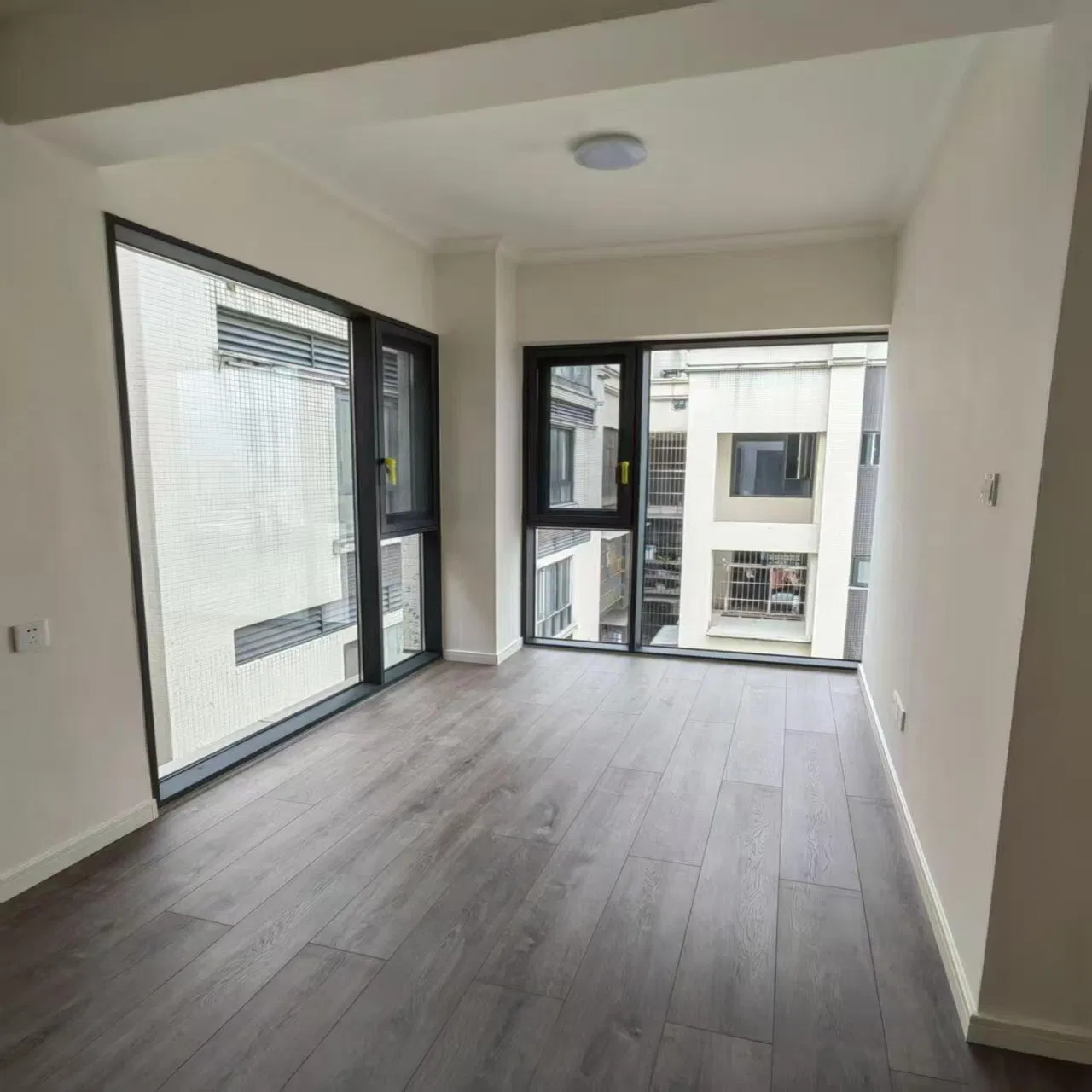 Алюминиевое распашное окно Winstar с порошковым покрытием