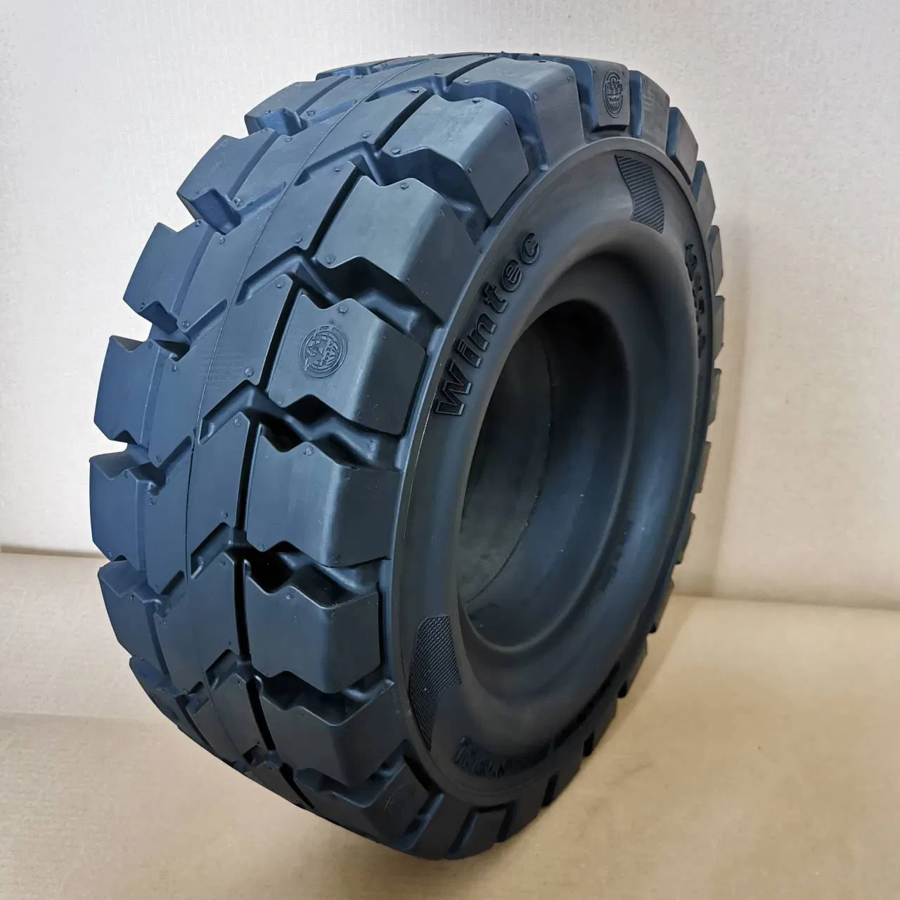 Шины для контейнерных тележек и погрузчиков 16x6-8