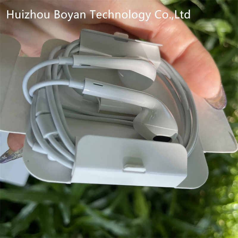 Наушники EarPods с разъемом Lightning