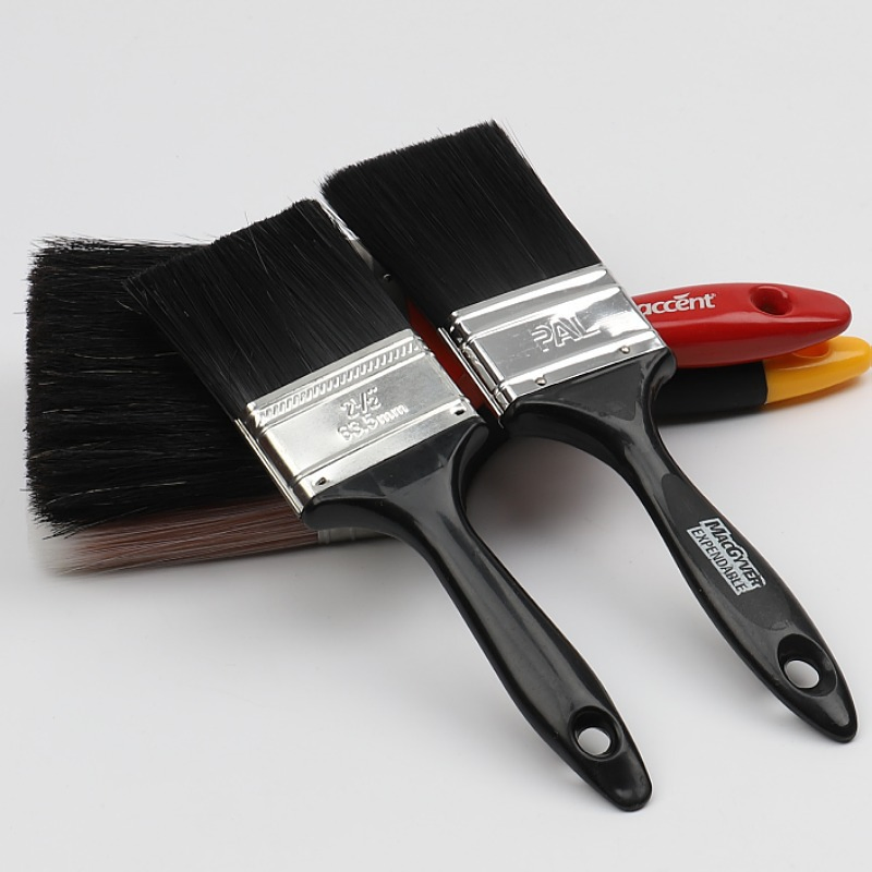 Малярная кисть с удлинённой деревянной ручкой и толстой щетиной