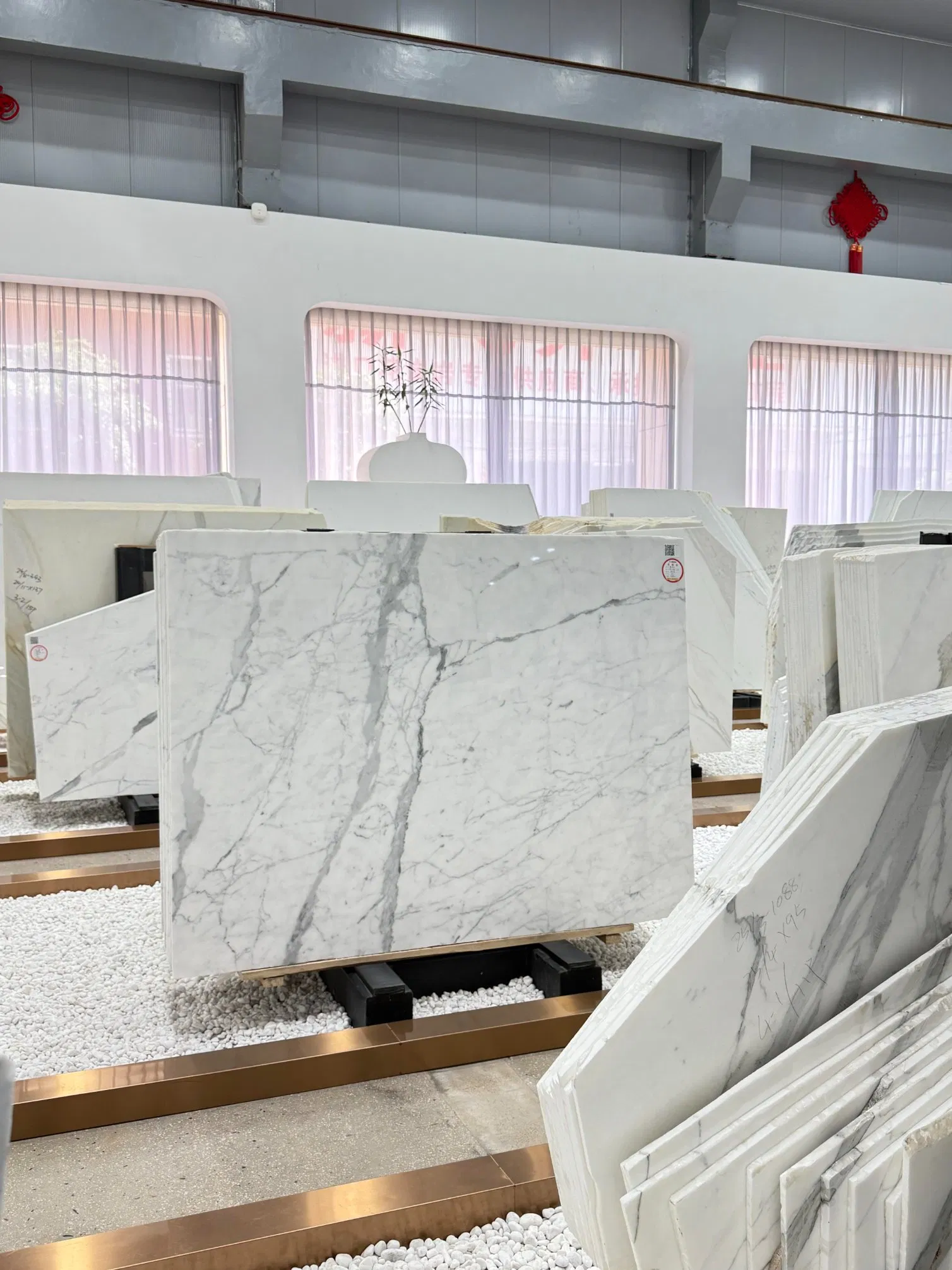 Luxury Modern Steel Spiral Staircase Calacatta White Marble Stone Railing Polished Big Slab for Villa Italian Design