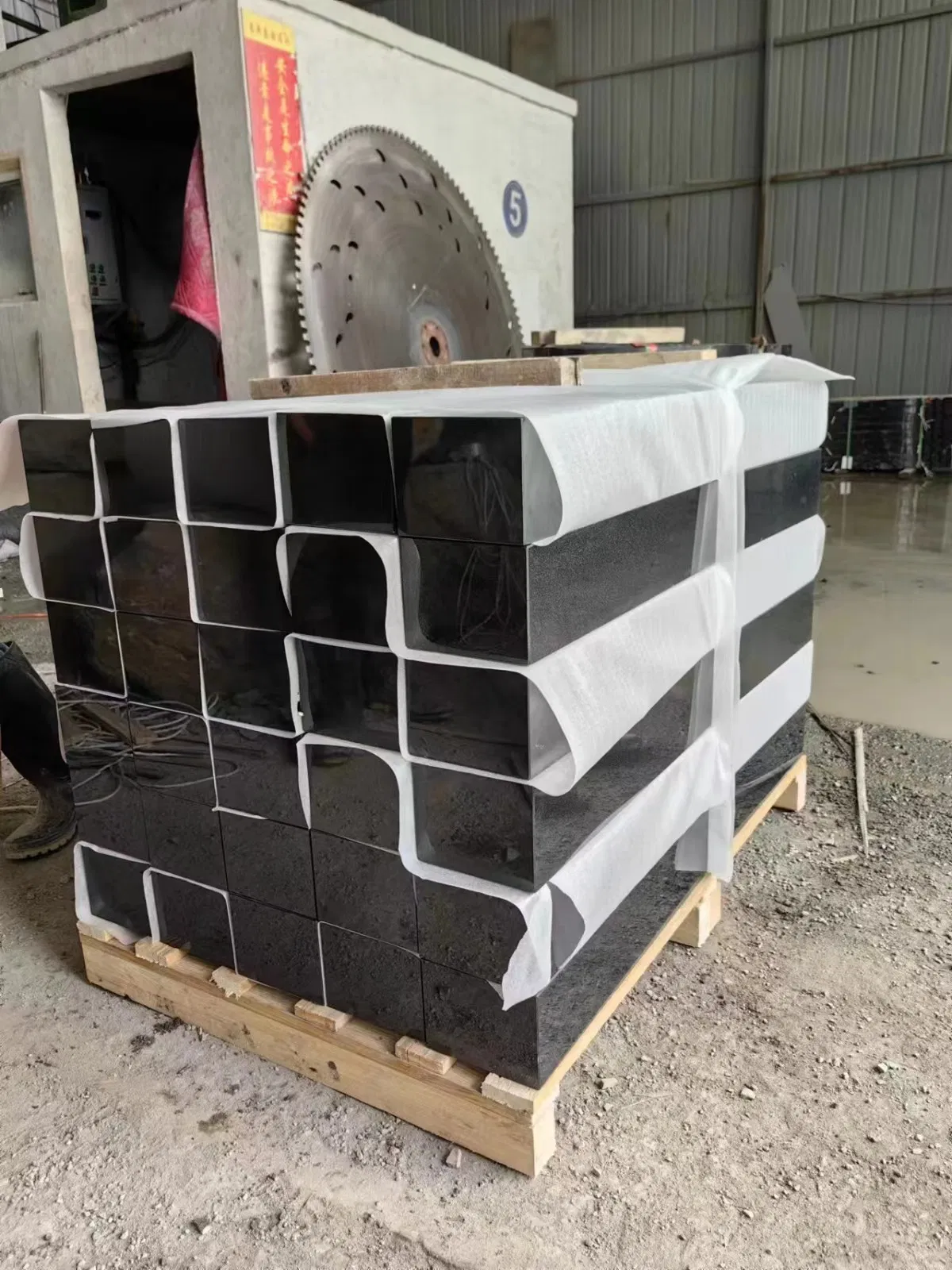 Гранитная плитка Black Natural Stone