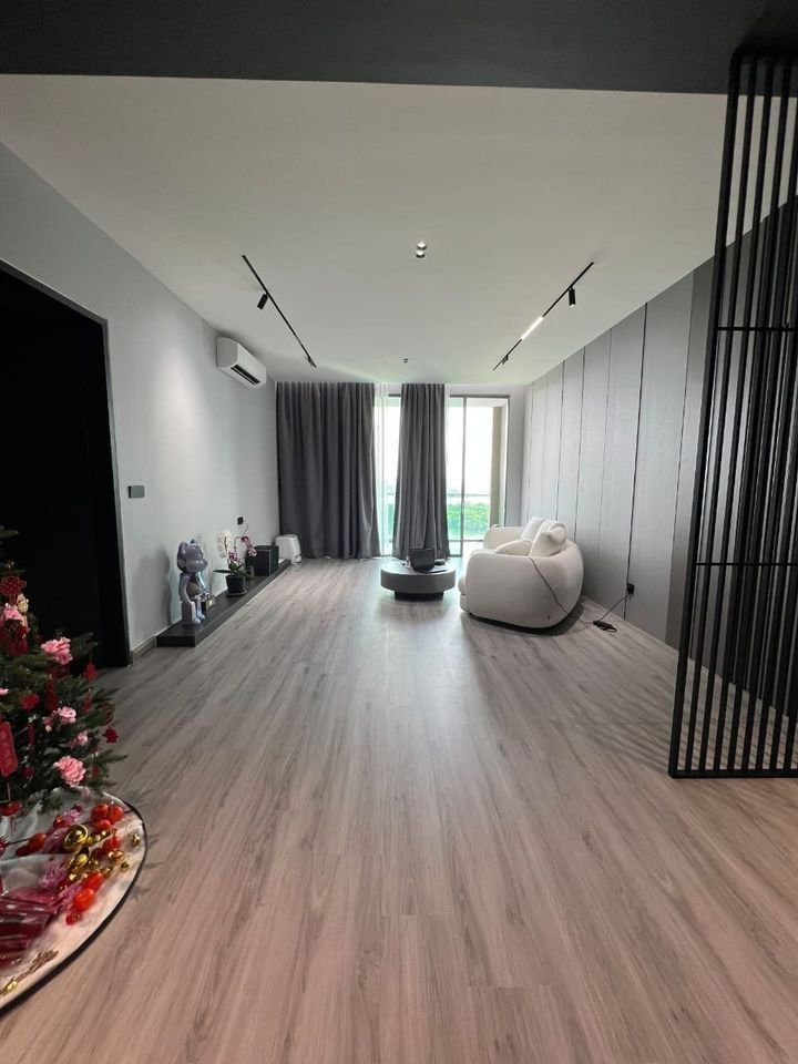 Wooden Color Spc Floor Bedroom