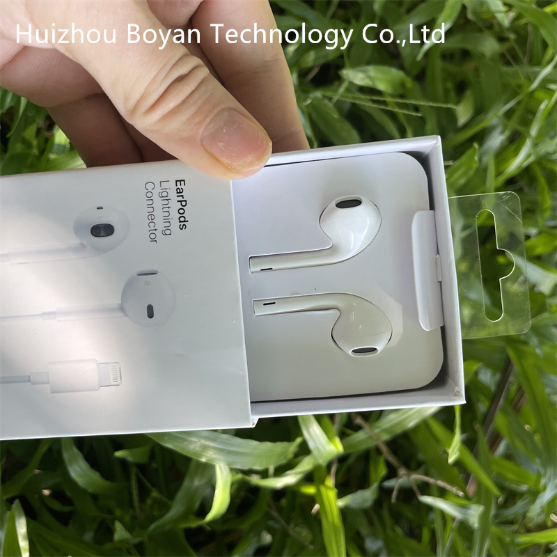 Наушники EarPods с разъемом Lightning