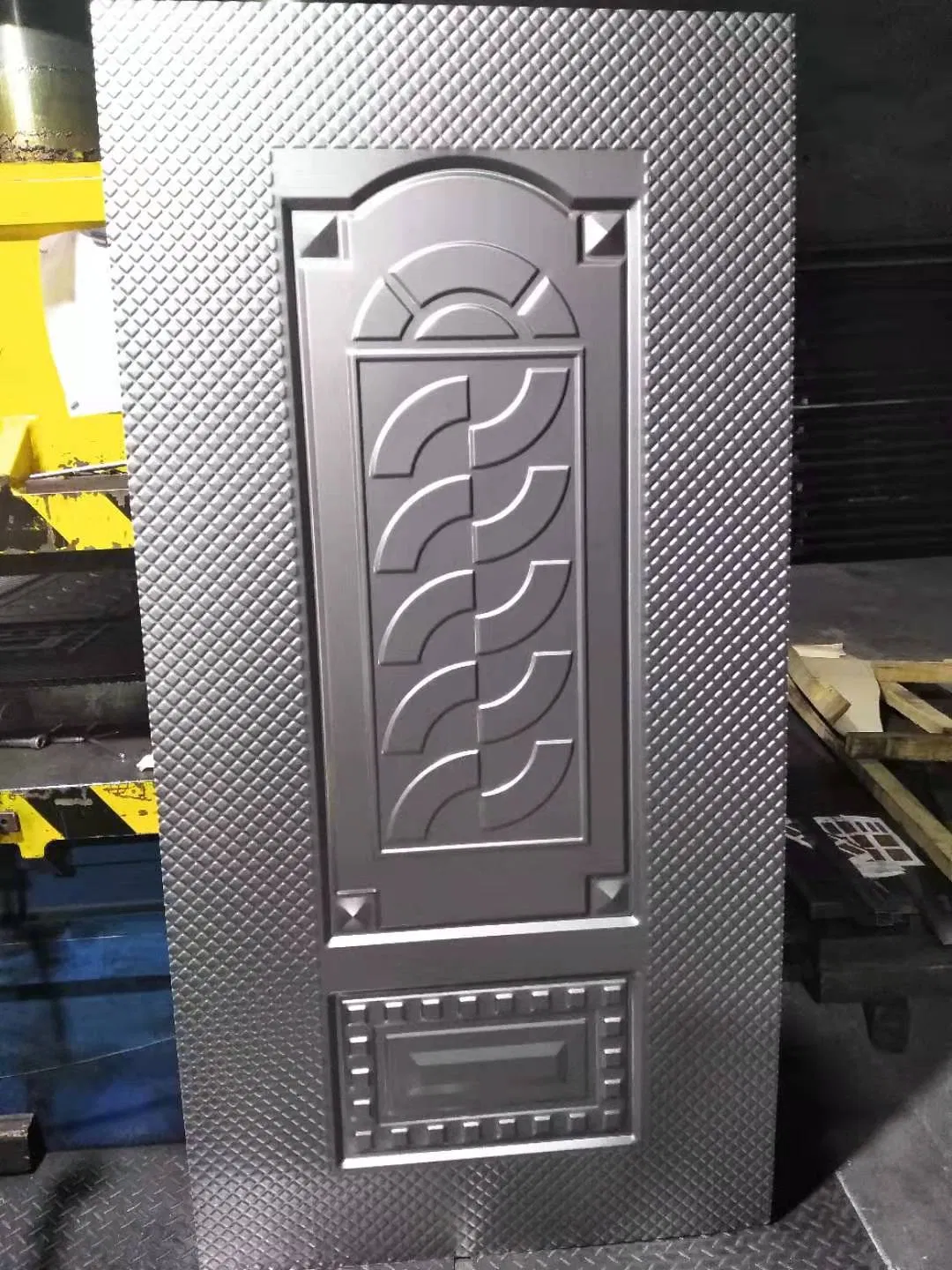 Наружная металлическая дверь с защитной панелью