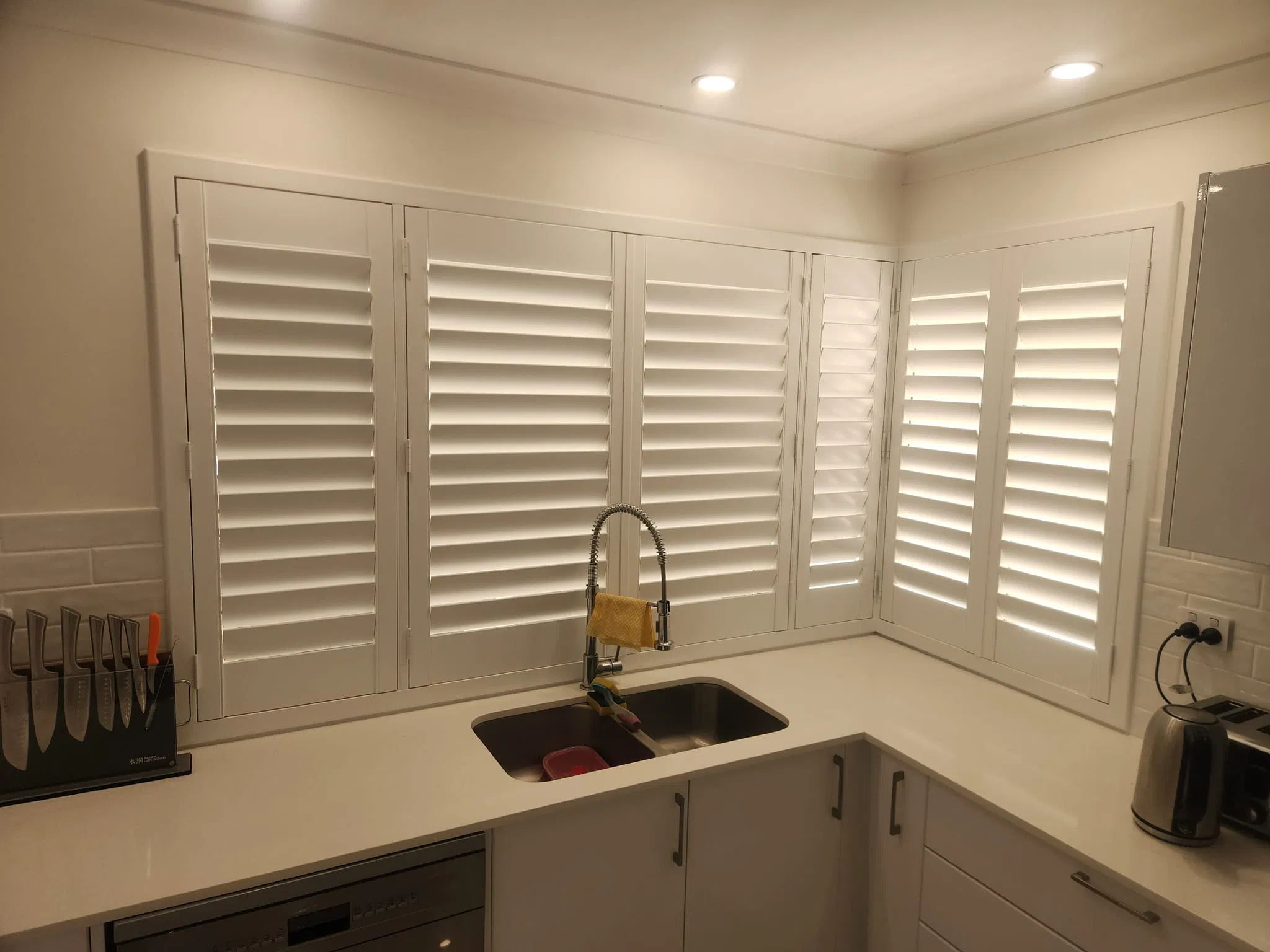 Durable PVC Plastic Blade Plantation Shutter Windows Blinds Shades Shutters Supplier