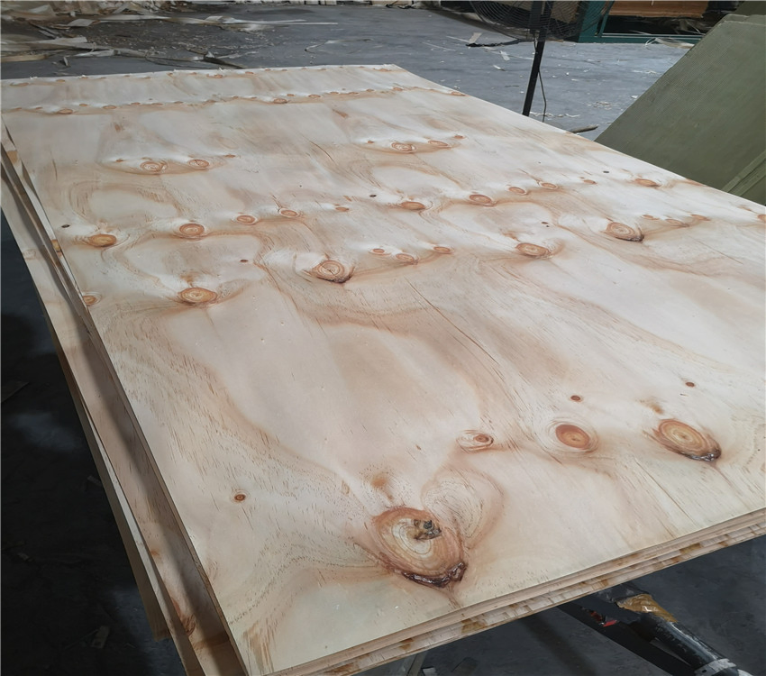 Natural Pine Wood Rotary Cut Type 2520*1270*2.2mm Pine Veneer for Plywood