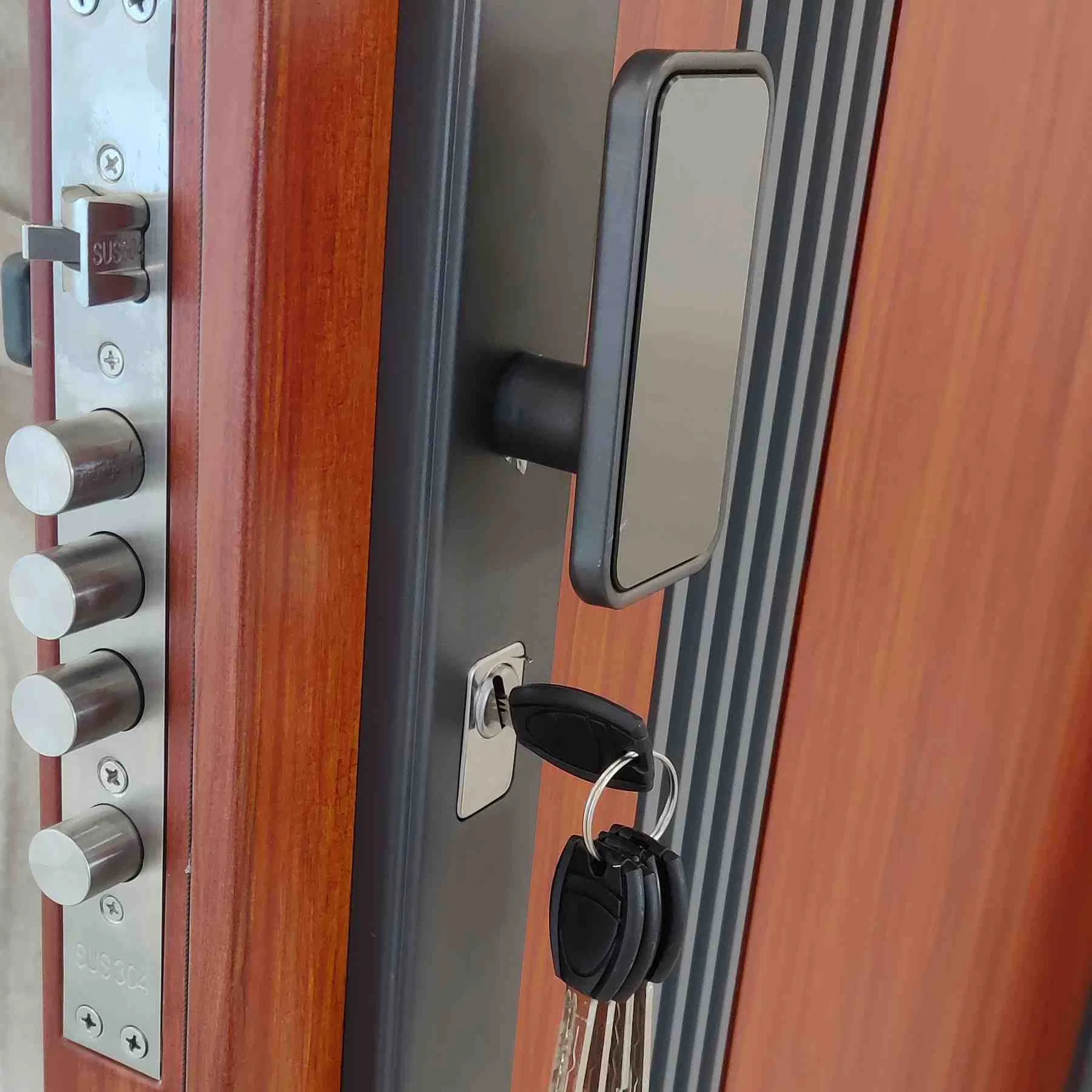 Декоративная металлическая входная дверь с решеткой