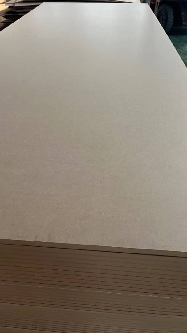 Fabricado En China 3mm 18mm Medium Density Fiberboard Wood Timber Plain MDF Sheet Supplier