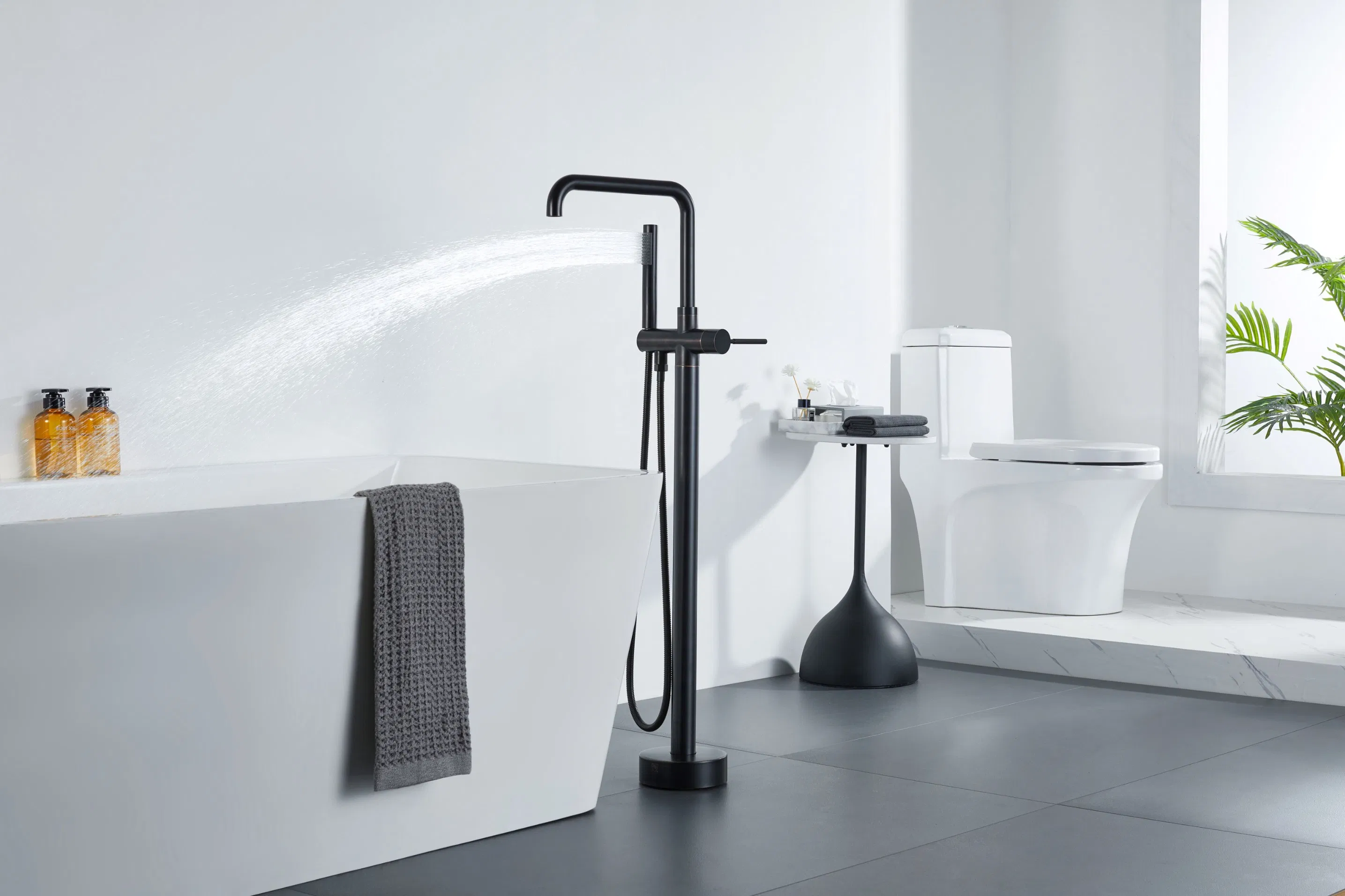 Смеситель для ванны напольный матовый черный с душем