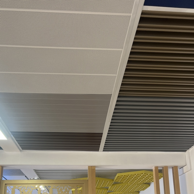 Aluminum Ceiling Beautifies Imitation Wood Exteriors