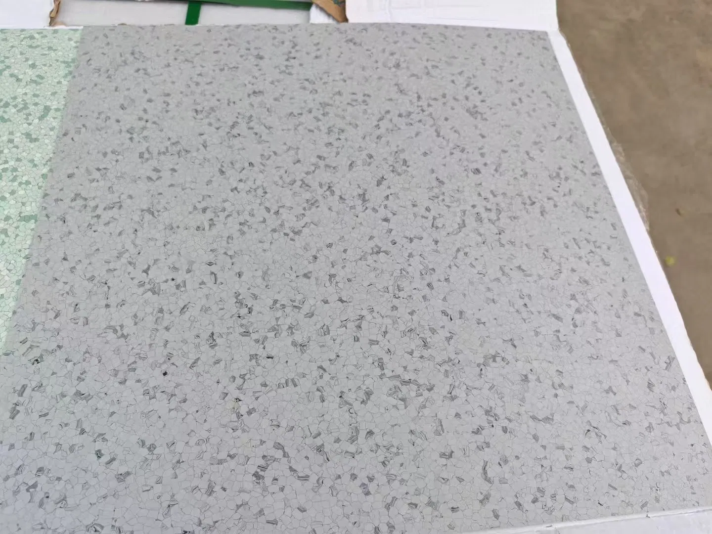 ПВХ антистатический пол 600x600x2.0 мм для чистых помещений
