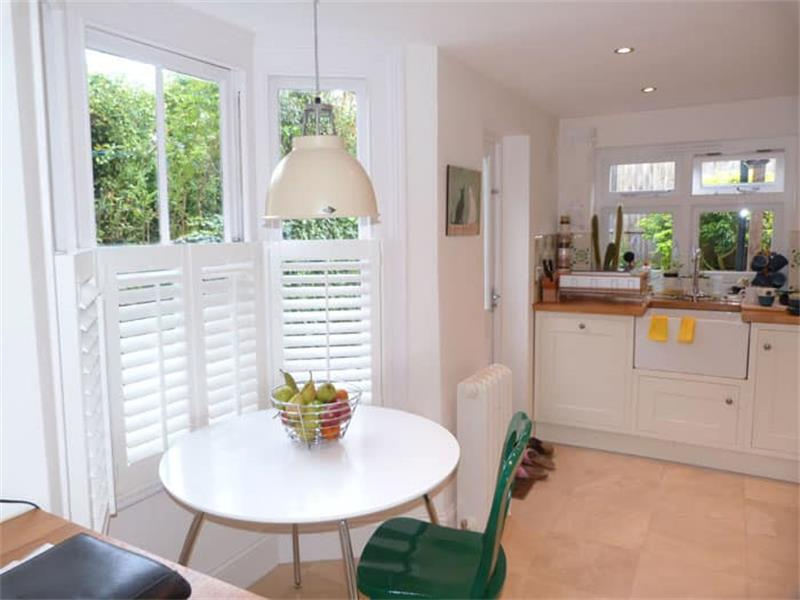 White Painted Wood/PVC Louver Plantation Shutter Window