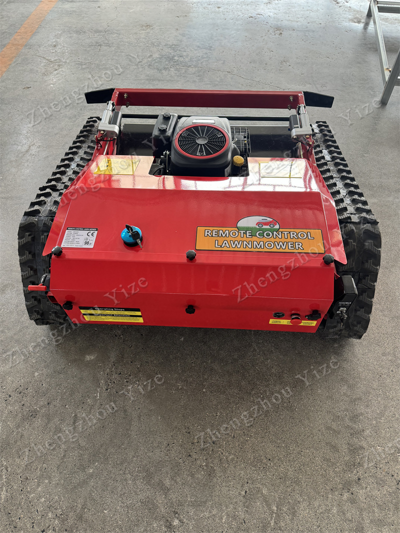 Робот-газонокосилка с бензиновым двигателем и пультом ДУ