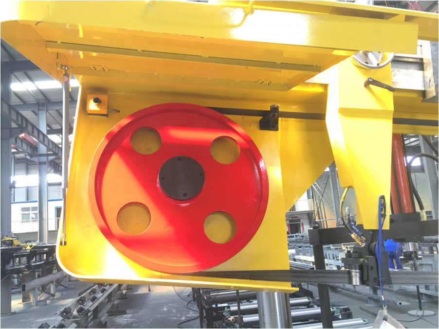 Ленточная пила по металлу с полотном из быстрорежущей стали