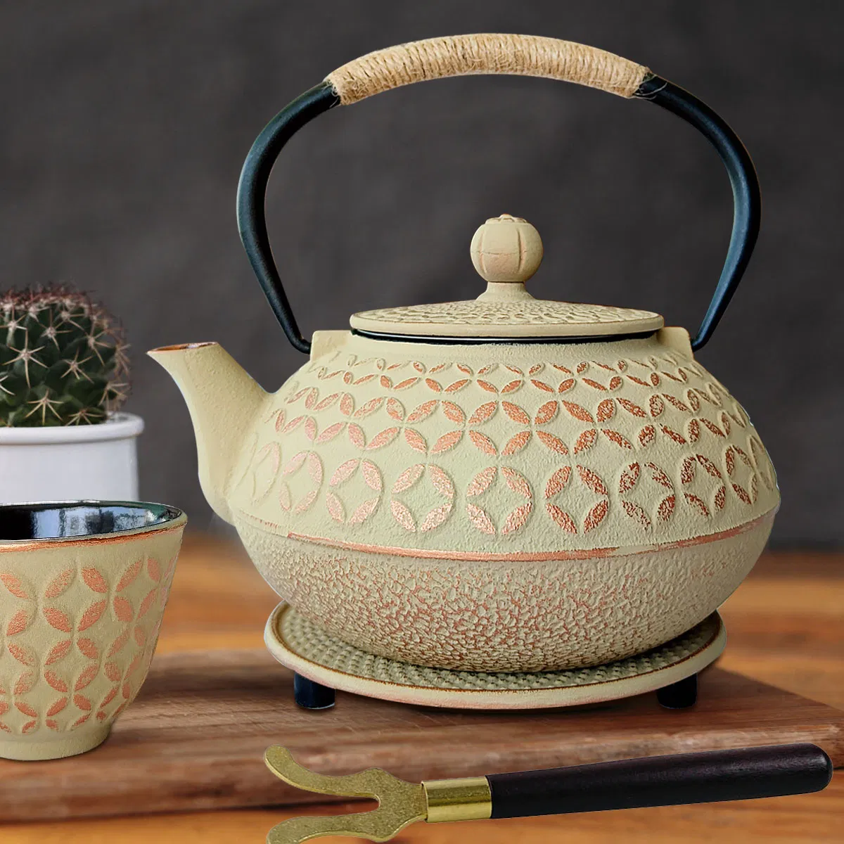 Японский чугунный чайник с чашками и подставкой