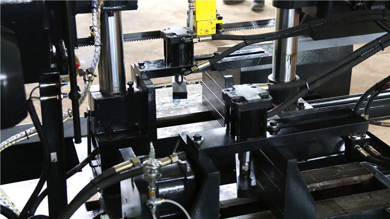 Ленточная пила по металлу промышленная горизонтальная GHS4230