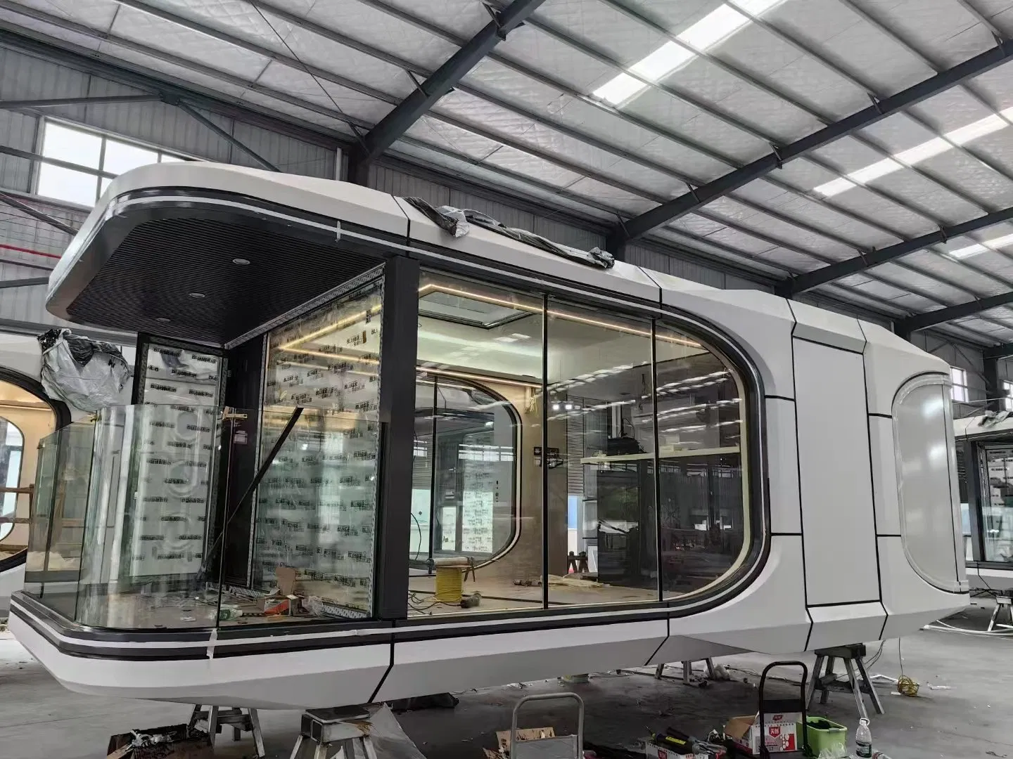 Modern Multifunction Smart Mobile Steel Space Capsule Cabin House Hotel Outdoor Applications