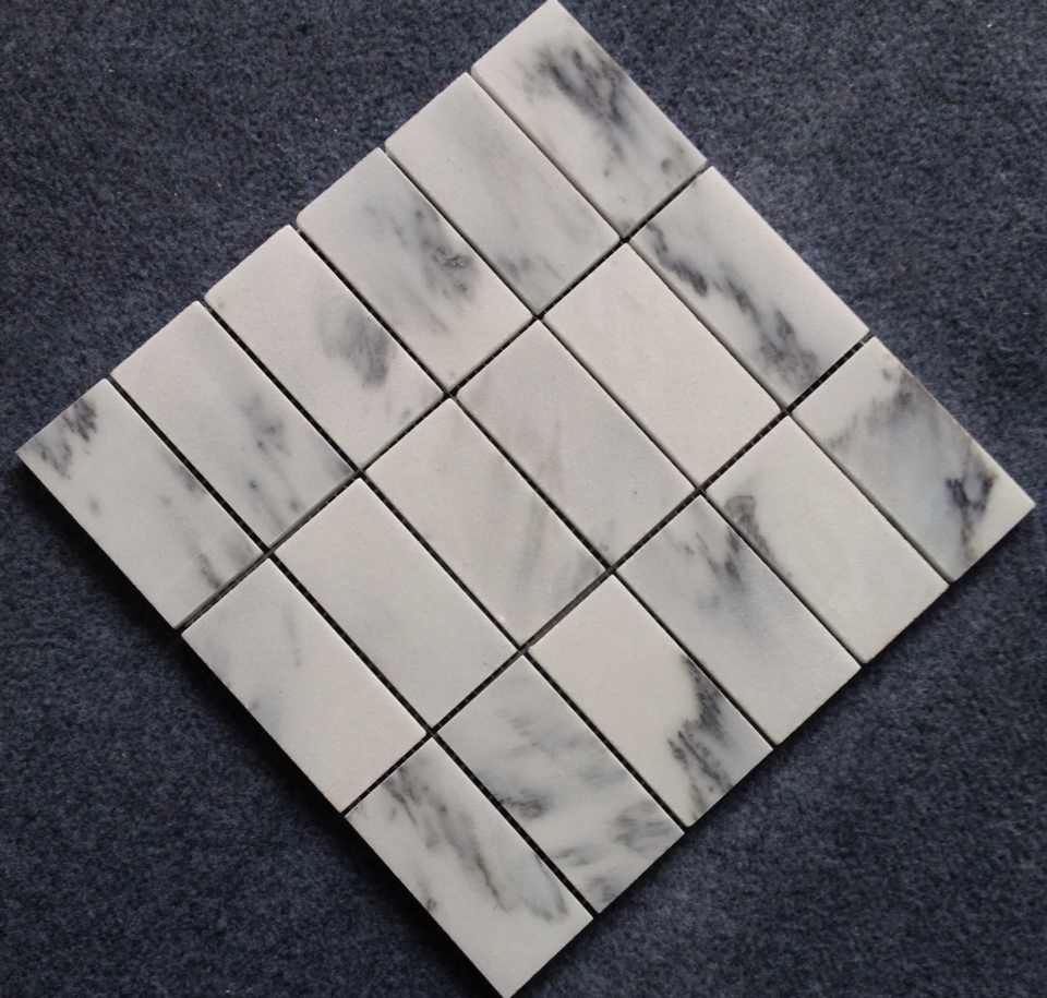 Белые мраморные мозаичные плитки для ванной