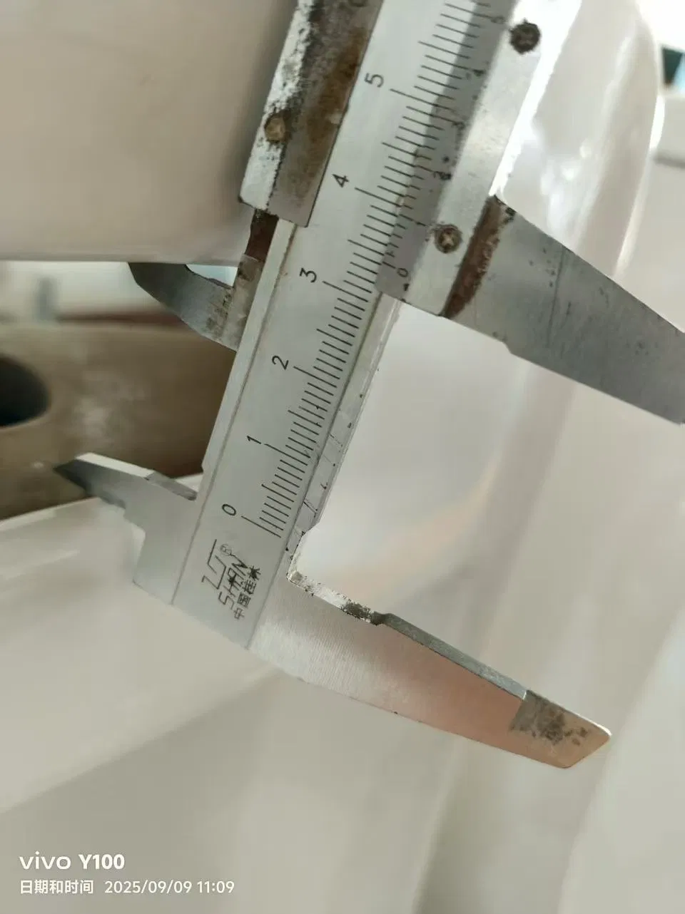 Wall Hung Urinal with Modern Toilet Tank Design for Convenient Use