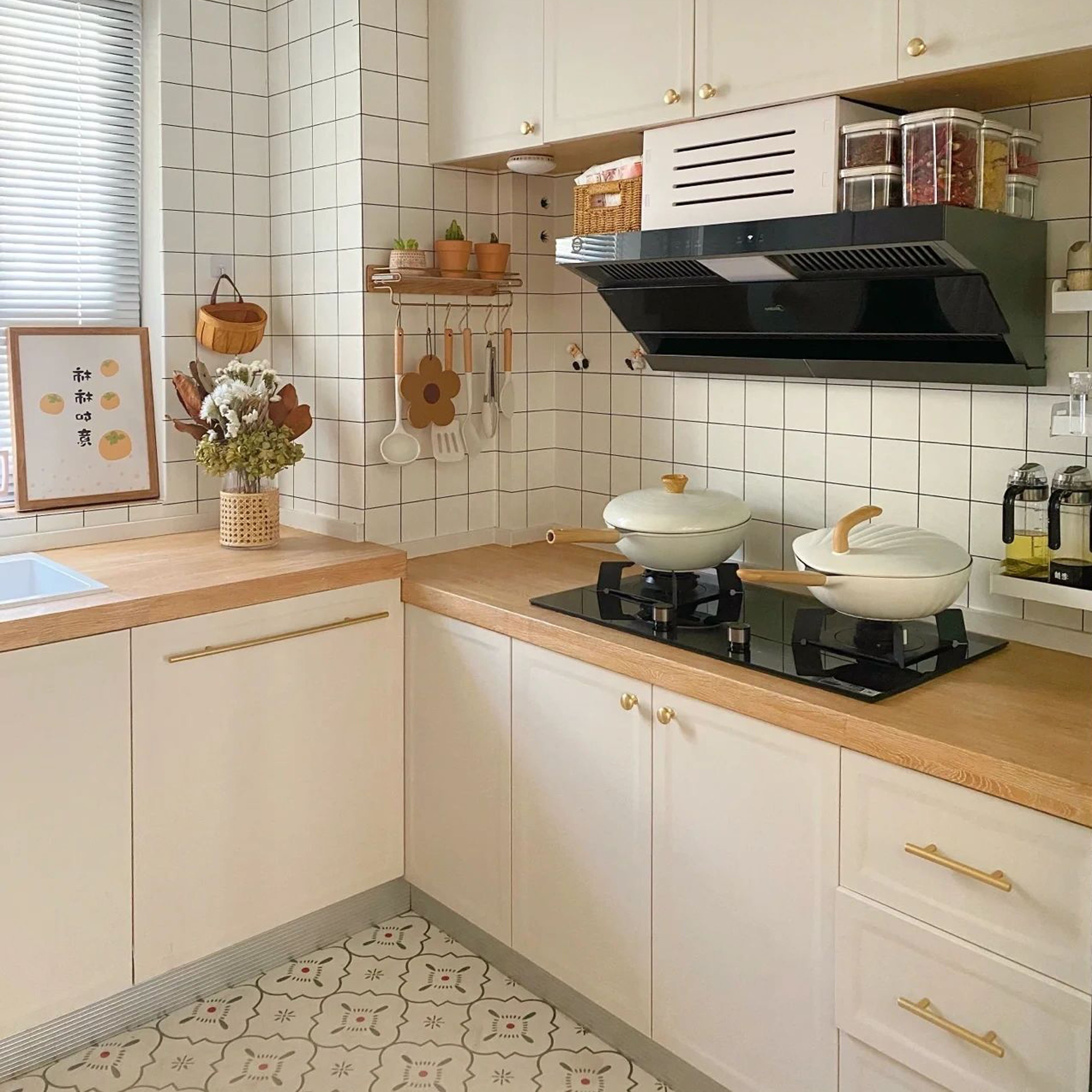 Мебель ручной работы белая глянцевая на заказ