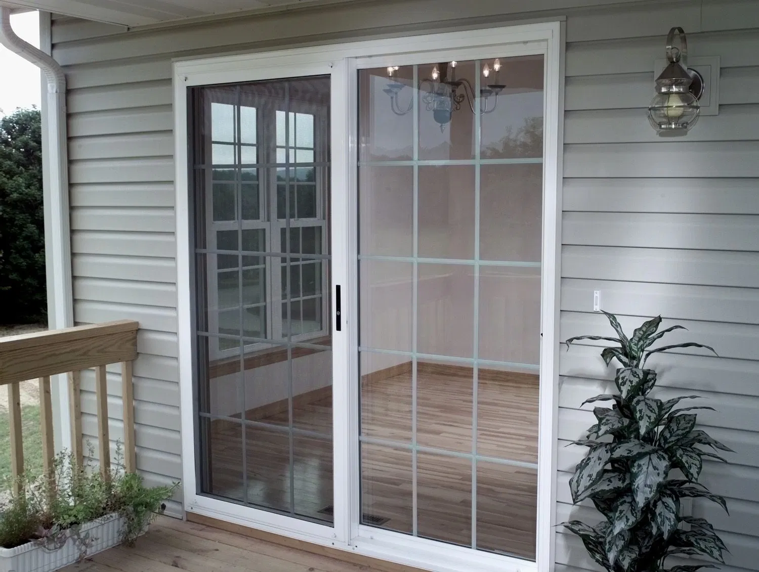 White Grids Design UPVC/PVC Sliding Glass Door Plastic Frame Glass Door with Hurricane Proof Glass