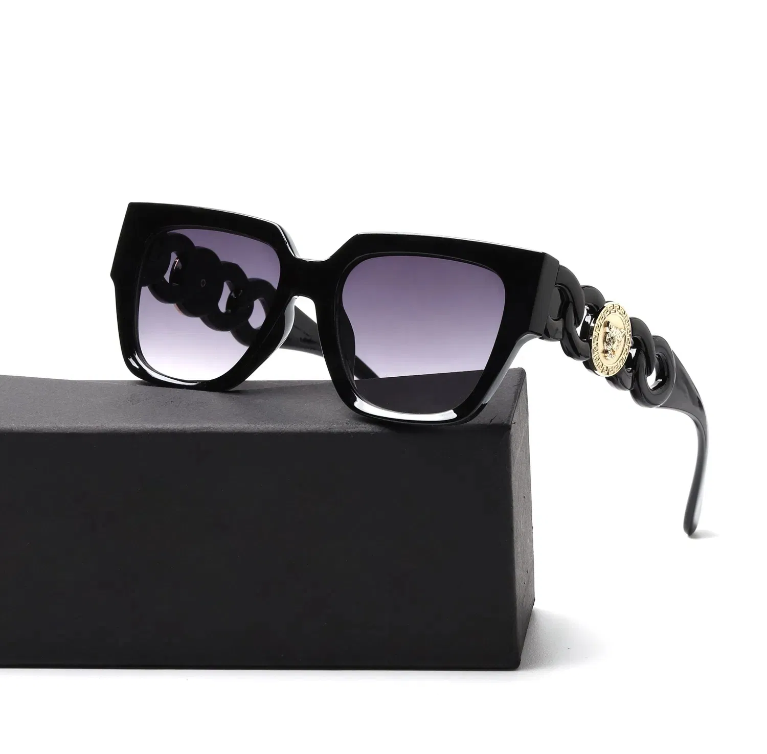 Customized and Wholesale Fashionable Square Women's Sunglasses, OEM Service Available, Polarized Replica Sunglasses.