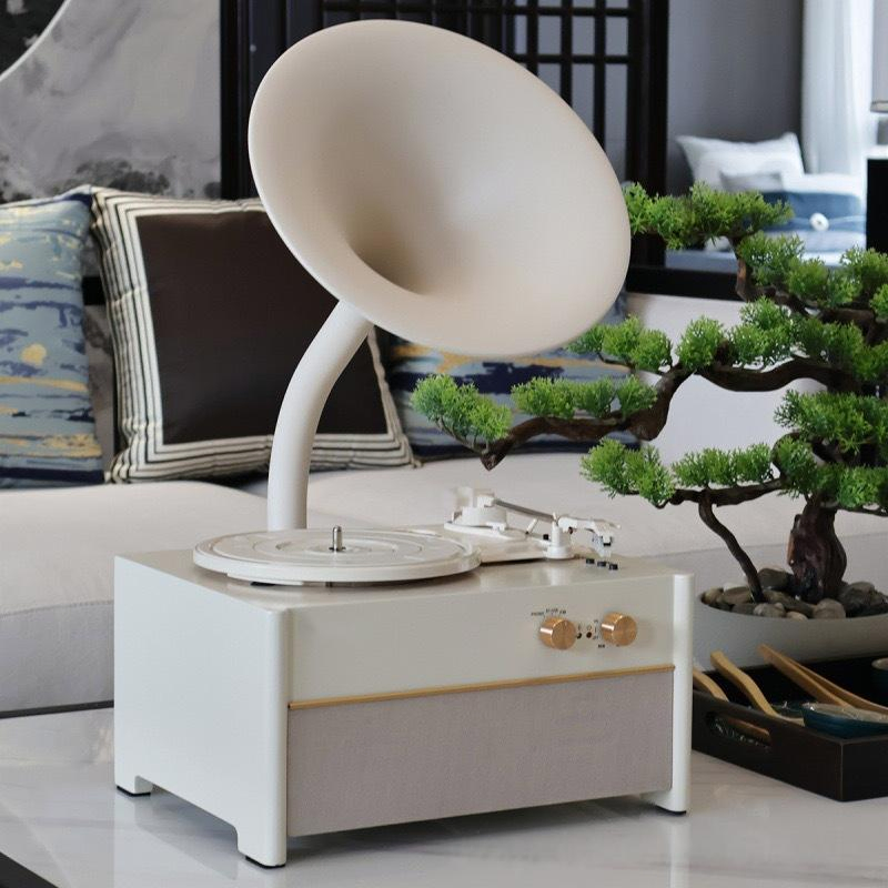 Портативный граммофон-проигрыватель виниловых пластинок