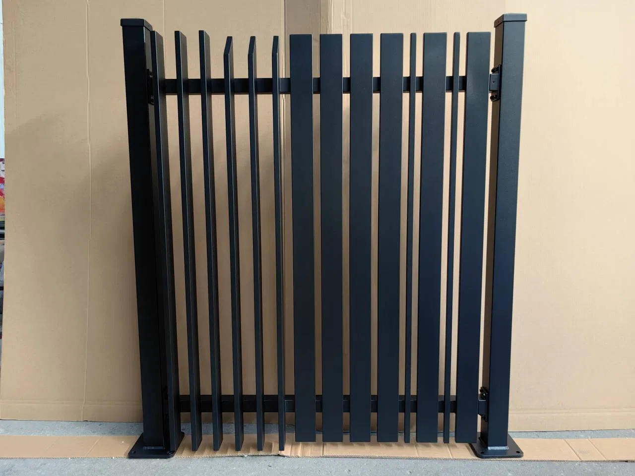 Customized Black Aluminum Luxury Blade Wall Fencing Design