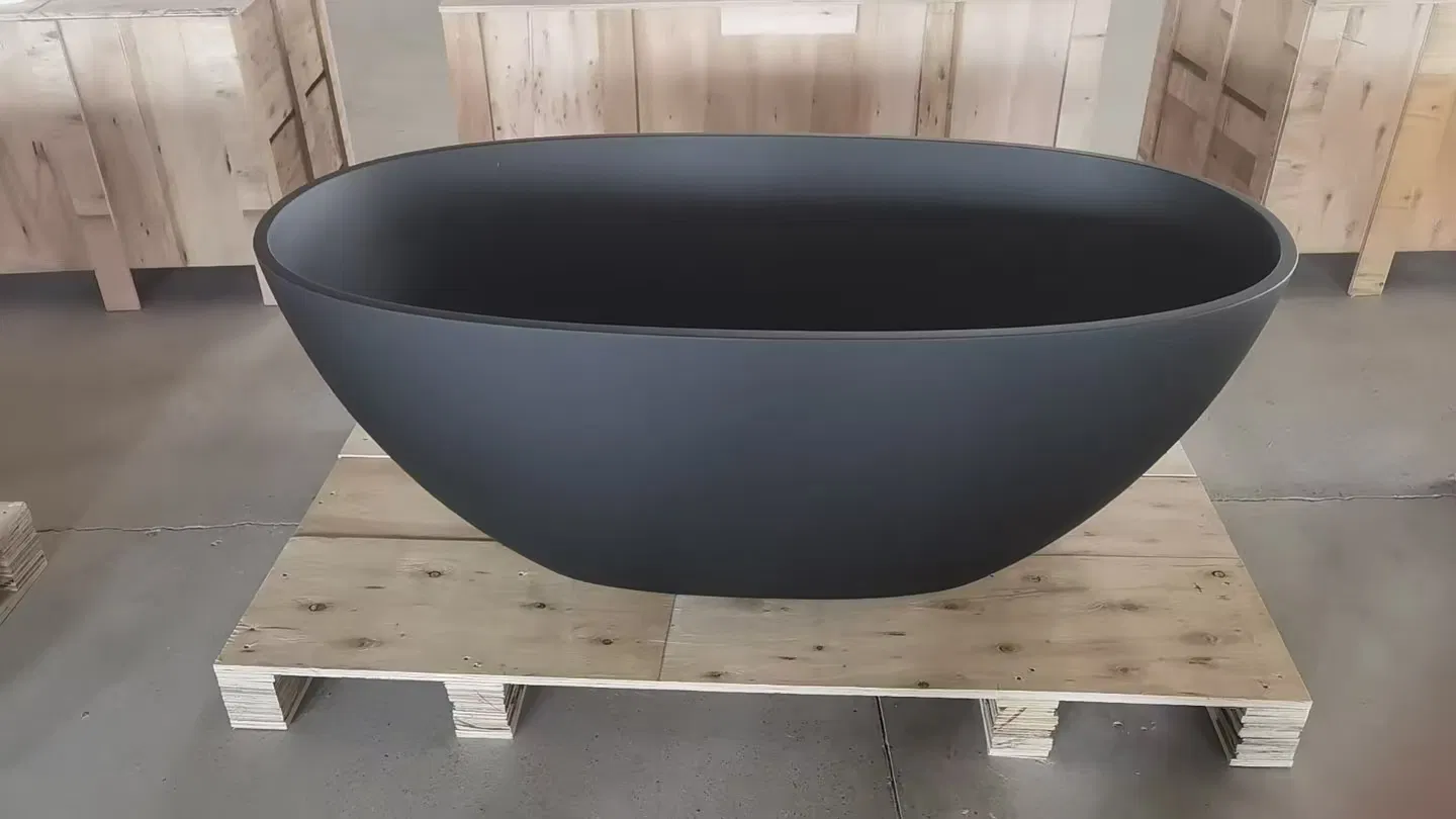 Черная ванна из искусственного камня для глубокого погружения