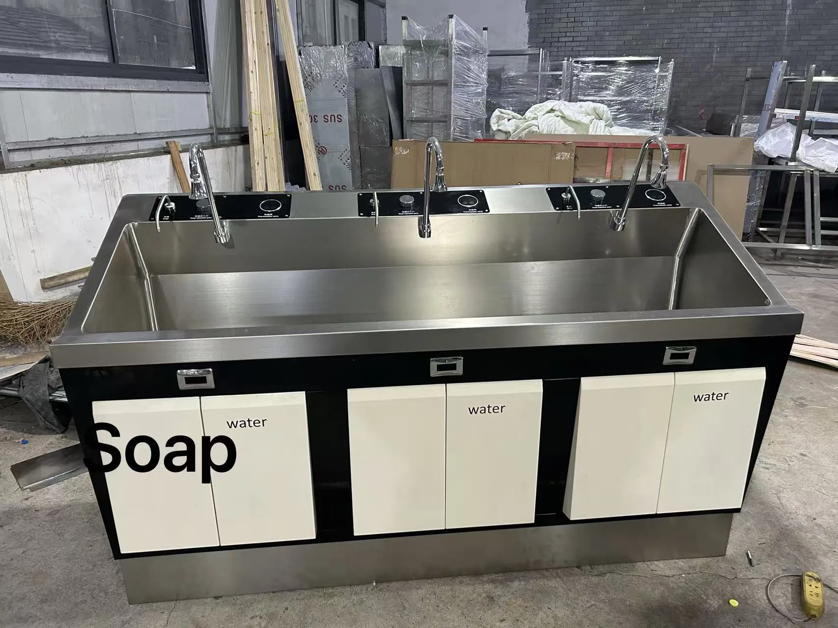 Medical Grade 304 Stainless Steel Scrub Sink with Eye Washing Station and Brush Container